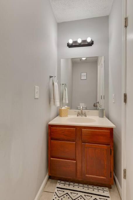 Lovely 2 Bdr Condo With Balcony 2M To Broadway ناشفيل المظهر الخارجي الصورة